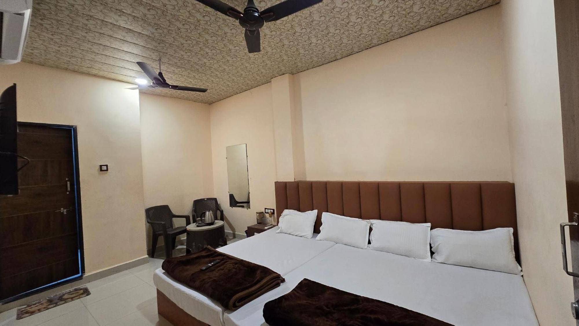 Hotel Maheshwari Green'S Ujjain Buitenkant foto