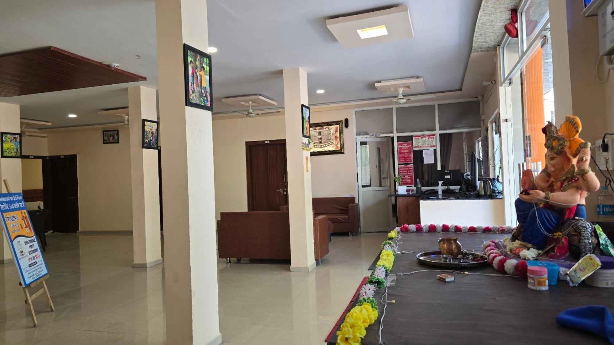 Hotel Maheshwari Green'S Ujjain Buitenkant foto