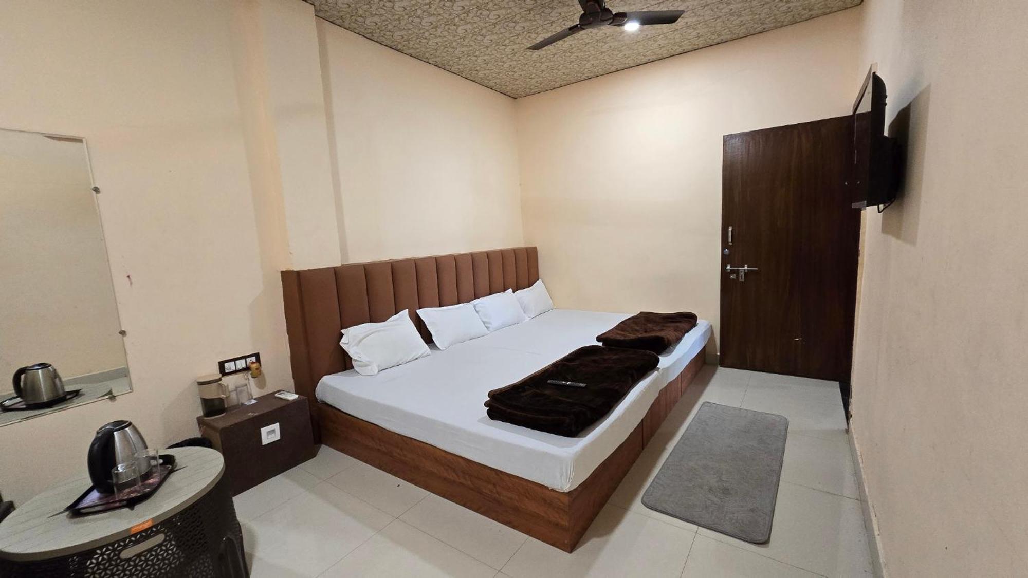 Hotel Maheshwari Green'S Ujjain Buitenkant foto