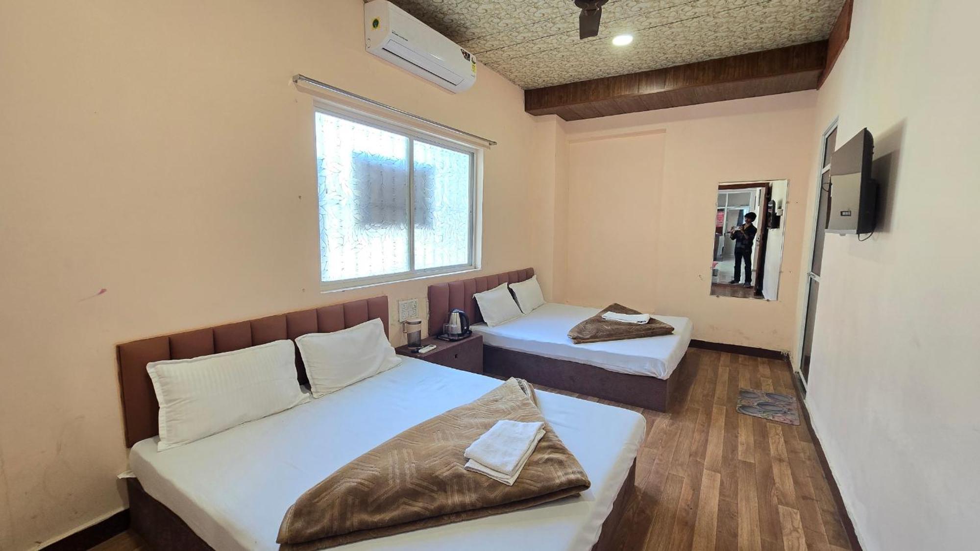 Hotel Maheshwari Green'S Ujjain Buitenkant foto