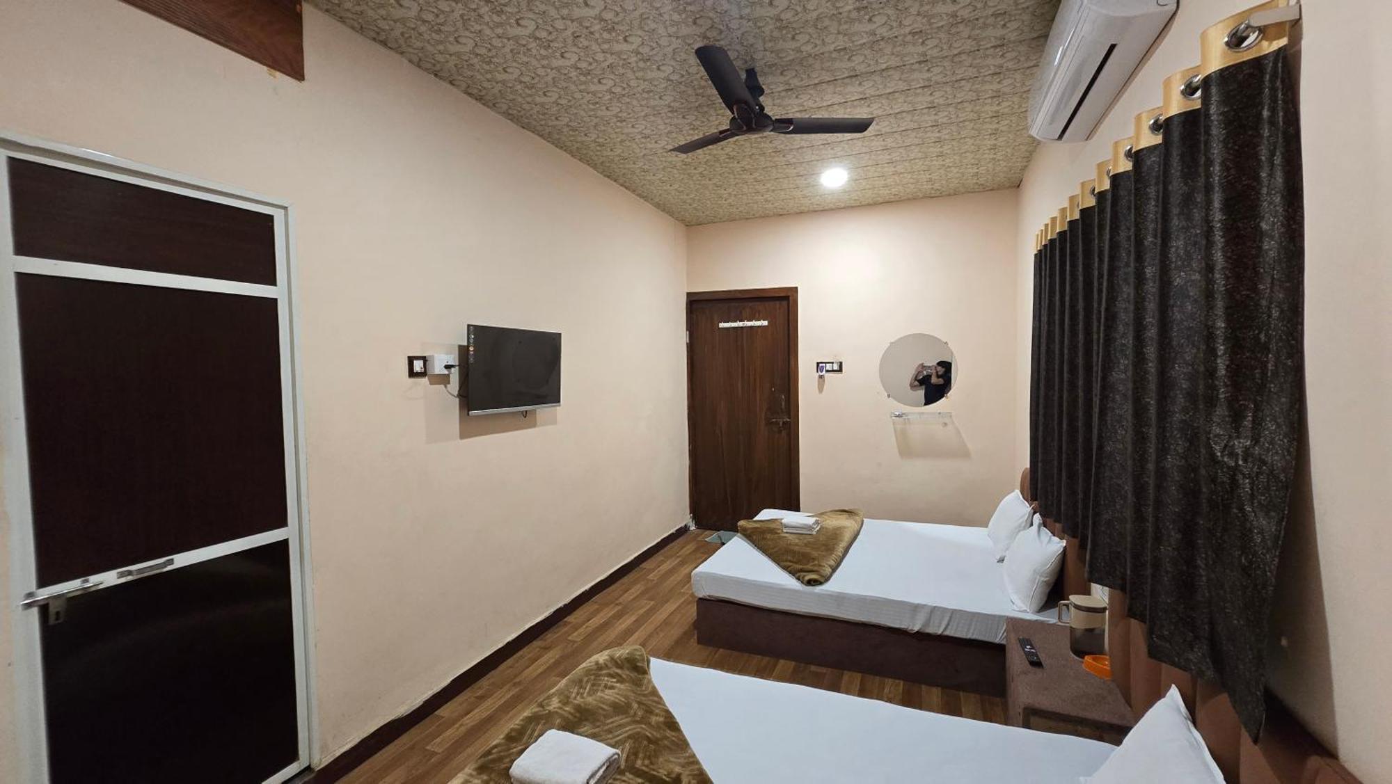 Hotel Maheshwari Green'S Ujjain Buitenkant foto